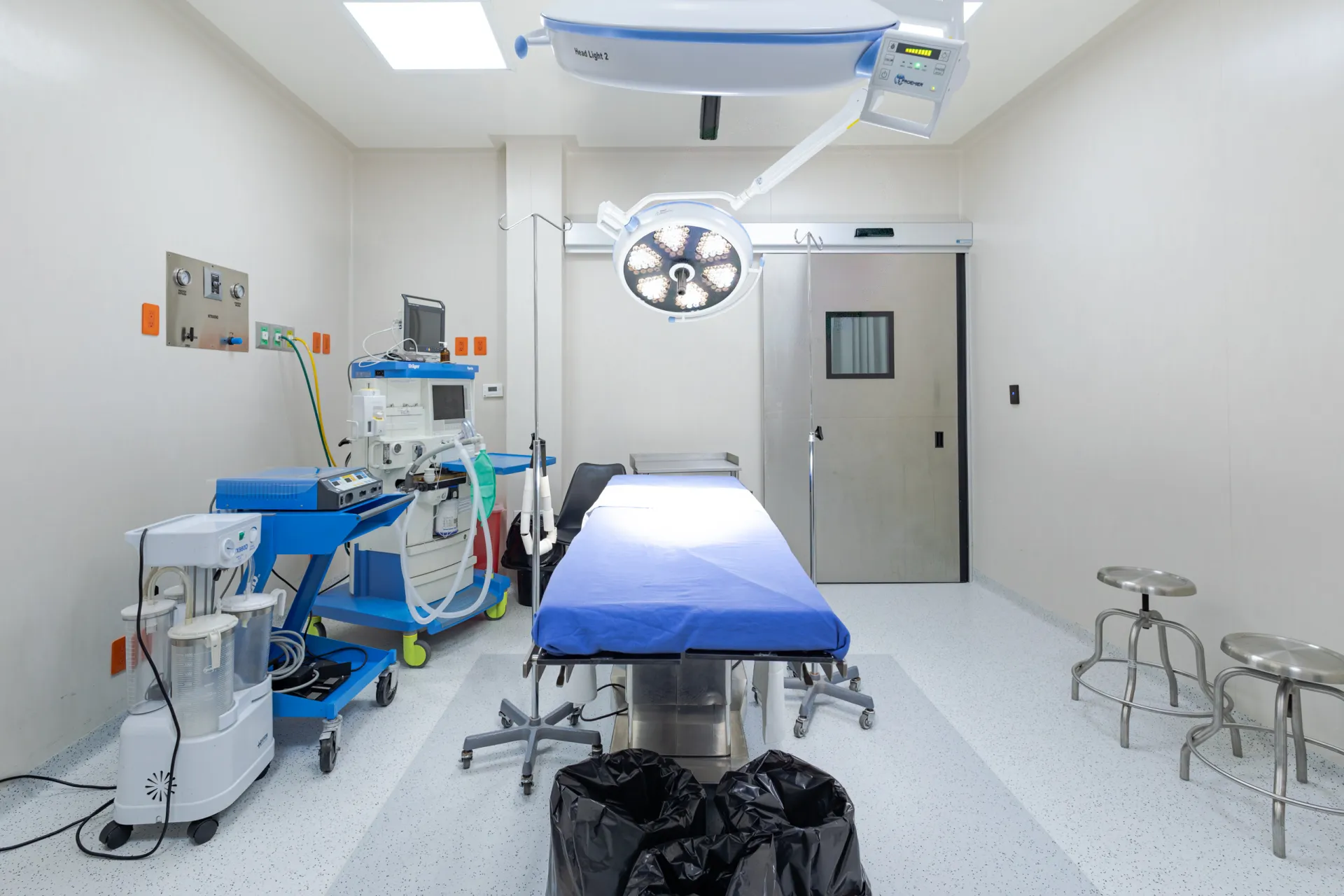 Habitación privada con riel de gases medicinales y mesa auxiliar