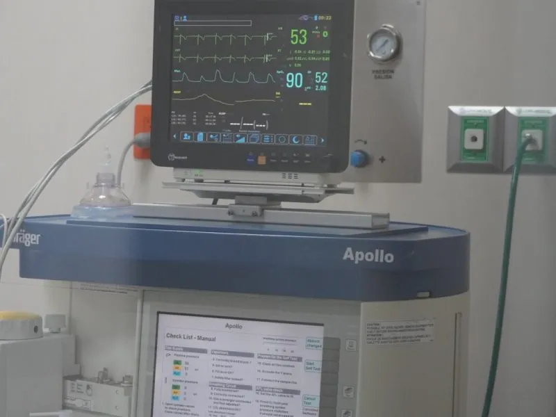 Máquina de anestesia Dräger Apollo con monitor de signos vitales en quirófano