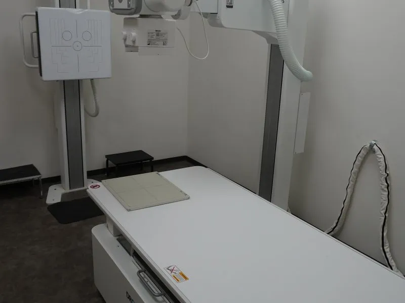 Sala de rayos X digital con mesa radiológica