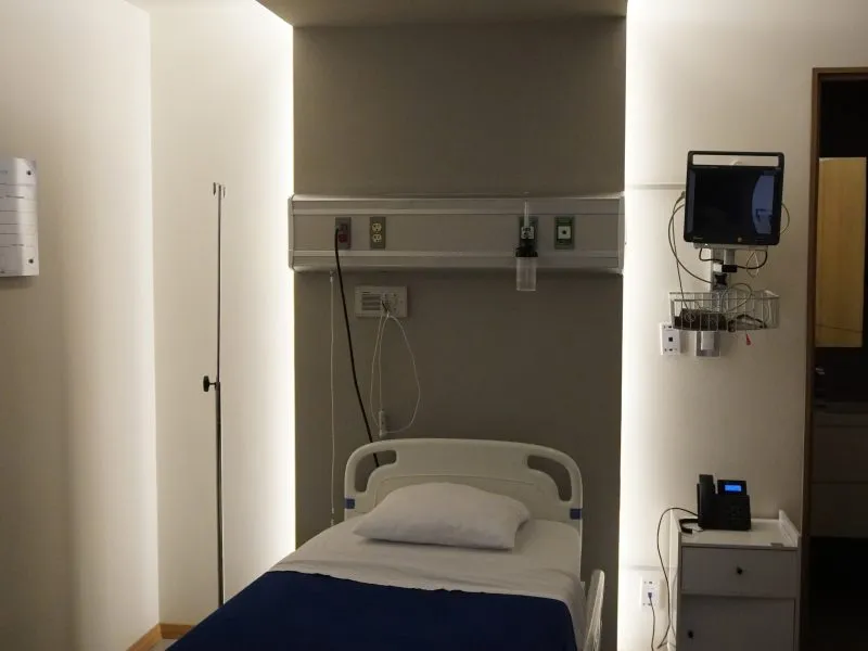 Habitación privada con riel de gases medicinales y mesa auxiliar
